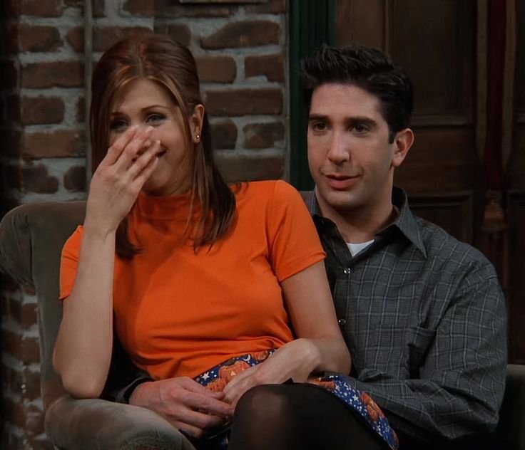 fineshwn's tweet photo. eu amo que ross e rachel estavam sempre agarrados um no outro, toque físico nível máximo https://t.co/ujkkyeCW33