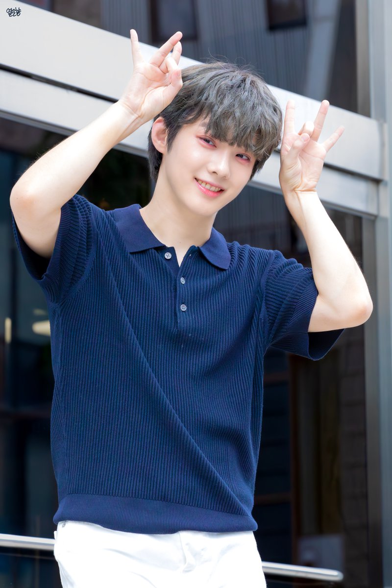 _ang_pic's tweet photo. 260712 뮤지컬 아웃캐스트 퇴근길
#박경호 배우님

나도 꽃사슴이었다니🌷 https://t.co/QL9KllAH9h