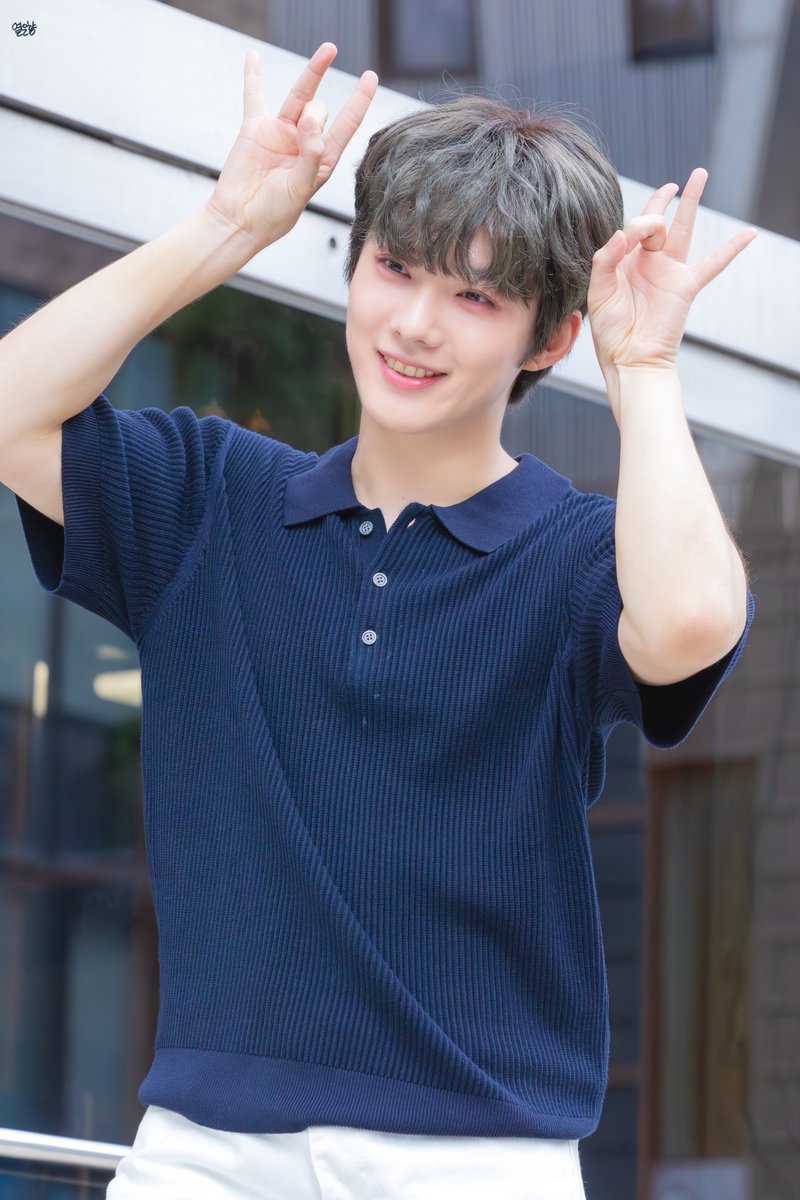 _ang_pic's tweet photo. 260712 뮤지컬 아웃캐스트 퇴근길
#박경호 배우님

나도 꽃사슴이었다니🌷 https://t.co/QL9KllAH9h