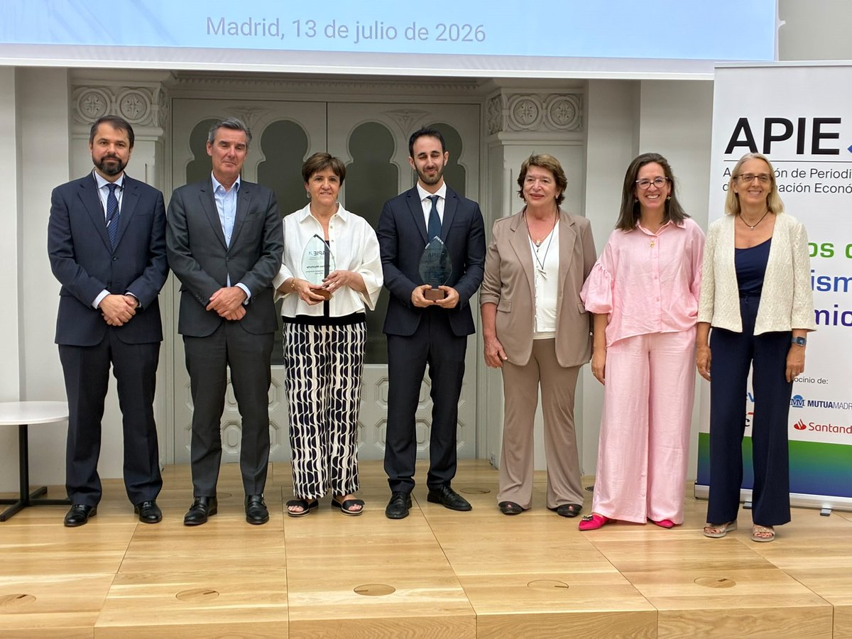 BancoDeEspana's tweet photo. Nuestra subgobernadora, Soledad Núñez, ha clausurado la ceremonia de entrega de los premios de la @APIE_es , que hemos acogido en el Banco de España.

➡️"En tiempos de estridencias y posiciones extremas favorecidas por los algoritmos, la tarea del periodista económico se ha vuelto aún más importante"

👏Enhorabuena a los premiados: @carmenmonforte de @CincoDiascom @el_pais y @AndresStumpf de @expansioncom 

🚨En este enlace, puedes acceder a su discurso completo 👉 https://t.co/JBGS0jX2kP 

#premiosAPIE @CNMV_MEDIOS @AIReF_es @CNMC_ES