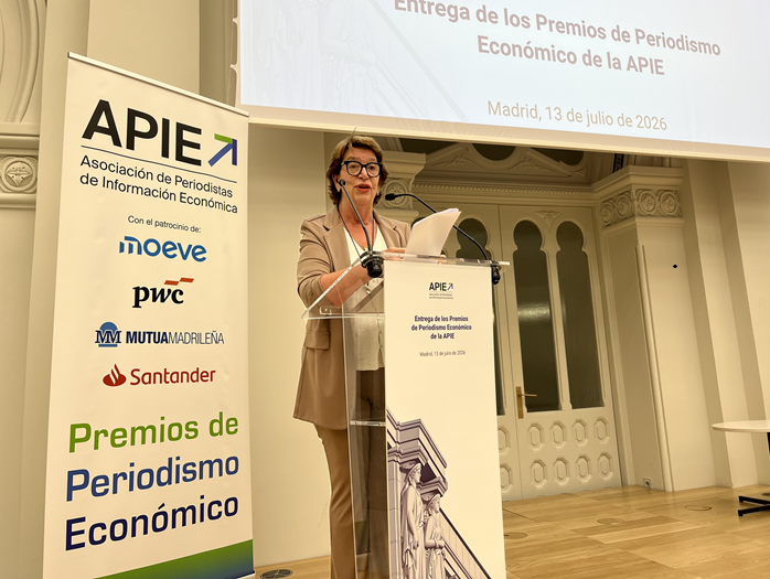 BancoDeEspana's tweet photo. Nuestra subgobernadora, Soledad Núñez, ha clausurado la ceremonia de entrega de los premios de la @APIE_es , que hemos acogido en el Banco de España.

➡️"En tiempos de estridencias y posiciones extremas favorecidas por los algoritmos, la tarea del periodista económico se ha vuelto aún más importante"

👏Enhorabuena a los premiados: @carmenmonforte de @CincoDiascom @el_pais y @AndresStumpf de @expansioncom 

🚨En este enlace, puedes acceder a su discurso completo 👉 https://t.co/JBGS0jX2kP 

#premiosAPIE @CNMV_MEDIOS @AIReF_es @CNMC_ES