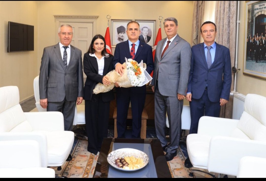 muglanufus's tweet photo. 11 Temmuz Dünya Nüfus Günü münasebetiyle İl Nüfus ve Vatandaşlık Müdürümüz @UtkuCandan10 ve beraberindeki kurum personellerimiz ile birlikte Valimiz Sayın Dr. @idrisakbiyik 'ı ziyarette bulunduk.  
Kabullerinden dolayı  Sayın Valimize teşekkür ederiz.

@TCNufus
@tcmuglavaliligi https://t.co/JJvu89hcla