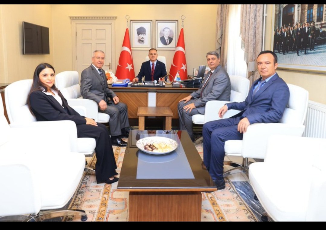 muglanufus's tweet photo. 11 Temmuz Dünya Nüfus Günü münasebetiyle İl Nüfus ve Vatandaşlık Müdürümüz @UtkuCandan10 ve beraberindeki kurum personellerimiz ile birlikte Valimiz Sayın Dr. @idrisakbiyik 'ı ziyarette bulunduk.  
Kabullerinden dolayı  Sayın Valimize teşekkür ederiz.

@TCNufus
@tcmuglavaliligi https://t.co/JJvu89hcla