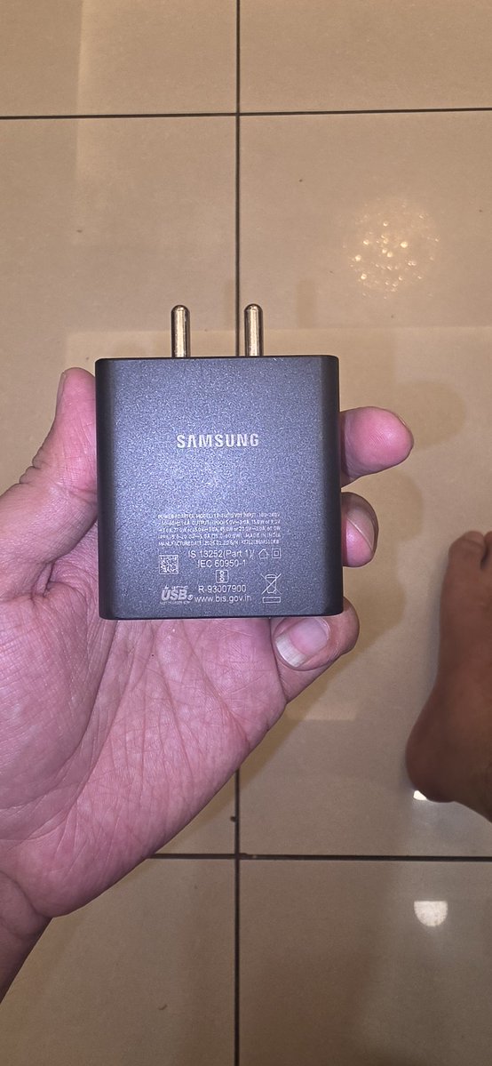 PrashantKapri2's tweet photo. @SamsungIndia @SamsungSupport @SamsungMobile Please do find the picture of my charger from all angles from you flagship S26 Ultra as well. https://t.co/fCVwwtrDqC