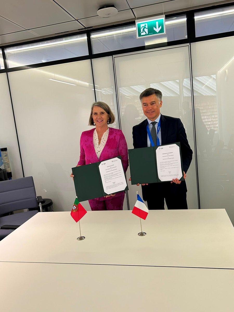 INPIFrance's tweet photo. Assemblées de l'OMPI : l'INPI poursuit le renforcement de ses coopérations internationales

🤝 Après une première séquence d'échanges en ouverture des Assemblées générales de l'OMPI, l'INPI a poursuivi, du 10 au 13 juillet, ses rencontres bilatérales avec ses partenaires internationaux, lesquelles ont permis de :

✅ Échanger sur les enjeux de propriété intellectuelle notamment liés à l’IA aux États-Unis et en France avec le Sous-secrétaire au Commerce chargé de la propriété intellectuelle et directeur de l'Office américain des brevets et des marques (USPTO), Monsieur John A. Squires, ainsi que sur la préparation de la prochaine réunion des chefs d'office de propriété intellectuelle du G7 ;

✅ Etablir avec l'Office saoudien de la propriété intellectuelle (SAIP) un premier bilan très positif de la mise en œuvre du plan de travail 2025-2026 organisant nos activités de coopération ;

✅ Signer avec l'Office indien de la propriété intellectuelle (CGPDTM) un nouveau plan de travail formalisant nos activités de coopération autour de sujets stratégiques, comme les indications géographiques ou le partage d'expérience sur l'intelligence artificielle, dans le contexte de l'Année franco-indienne de l'Innovation 2026 ;

✅ Conclure avec l'Institut chilien de la propriété industrielle (INAPI) un nouvel accord de coopération qui encadrera la coopération entre nos deux pays pour les cinq prochaines années ;

✅ Formaliser avec l'Office portugais de la propriété industrielle (INPI) une coopération engagée depuis plusieurs années par la signature du premier protocole d'accord entre nos deux offices ;

✅ Signer avec l’Office slovène de la propriété intellectuelle (SIPO) un plan de travail organisant nos travaux sur la modernisation des procédures et nos échanges sur le sujet de l’évaluation et du financement de la PI ;

✅ Se joindre à une trilatérale réunissant l'INPI, l’Office allemand des brevets et des marques (DPMA) et l’Office des brevets de la République de Pologne (UPRP) dans les locaux de la Représentation Permanente de la Pologne auprès des organisations onusiennes à Genève dans le but de pérenniser et de renforcer une coopération entre nos trois offices au service de la compétitivité des entreprises toujours plus innovantes, efficaces et ouvertes sur l'international.

Merci à :
- M. John Squires, Sous-secrétaire au Commerce chargé de la propriété intellectuelle et directeur de l'Office américain des brevets et des marques (USPTO) ;
- Dr. Abdulaziz Alswailem – Directeur général de l'Office saoudien de la propriété intellectuelle (SAIP) ;
- Prof. (Dr) Unnat P. Pandit, Controller General of Patents, Designs & Trade Marks Registrar of Copyrights and GI l'Office indien de la propriété intellectuelle (CGPDTM RoC&GI) ;
- M. Esteban Figueroa Nagel, directeur national de l'Institut National de Propriété Industrielle de l'Institut chilien de la propriété industrielle (INAPI) ;
- Mme Ana Margarida Bandeira, directrice de l'Office portugais de la propriété industrielle (INPI Portugal) ;
- Mme Karin Žvokelj, directrice de l’Office slovène de la propriété intellectuelle (SIPO) ;
- Mme Eva Schewior, présidente de l’Office allemand des brevets et des marques (DPMA) ;
- Mme Ewa Skrzydło-Tefelska, présidente de lOffice des brevets de la République de Pologne (UPRP).