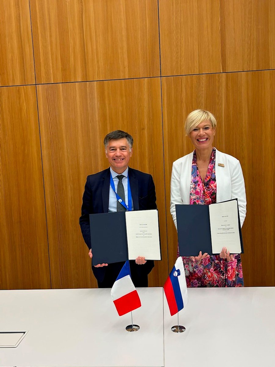 INPIFrance's tweet photo. Assemblées de l'OMPI : l'INPI poursuit le renforcement de ses coopérations internationales

🤝 Après une première séquence d'échanges en ouverture des Assemblées générales de l'OMPI, l'INPI a poursuivi, du 10 au 13 juillet, ses rencontres bilatérales avec ses partenaires internationaux, lesquelles ont permis de :

✅ Échanger sur les enjeux de propriété intellectuelle notamment liés à l’IA aux États-Unis et en France avec le Sous-secrétaire au Commerce chargé de la propriété intellectuelle et directeur de l'Office américain des brevets et des marques (USPTO), Monsieur John A. Squires, ainsi que sur la préparation de la prochaine réunion des chefs d'office de propriété intellectuelle du G7 ;

✅ Etablir avec l'Office saoudien de la propriété intellectuelle (SAIP) un premier bilan très positif de la mise en œuvre du plan de travail 2025-2026 organisant nos activités de coopération ;

✅ Signer avec l'Office indien de la propriété intellectuelle (CGPDTM) un nouveau plan de travail formalisant nos activités de coopération autour de sujets stratégiques, comme les indications géographiques ou le partage d'expérience sur l'intelligence artificielle, dans le contexte de l'Année franco-indienne de l'Innovation 2026 ;

✅ Conclure avec l'Institut chilien de la propriété industrielle (INAPI) un nouvel accord de coopération qui encadrera la coopération entre nos deux pays pour les cinq prochaines années ;

✅ Formaliser avec l'Office portugais de la propriété industrielle (INPI) une coopération engagée depuis plusieurs années par la signature du premier protocole d'accord entre nos deux offices ;

✅ Signer avec l’Office slovène de la propriété intellectuelle (SIPO) un plan de travail organisant nos travaux sur la modernisation des procédures et nos échanges sur le sujet de l’évaluation et du financement de la PI ;

✅ Se joindre à une trilatérale réunissant l'INPI, l’Office allemand des brevets et des marques (DPMA) et l’Office des brevets de la République de Pologne (UPRP) dans les locaux de la Représentation Permanente de la Pologne auprès des organisations onusiennes à Genève dans le but de pérenniser et de renforcer une coopération entre nos trois offices au service de la compétitivité des entreprises toujours plus innovantes, efficaces et ouvertes sur l'international.

Merci à :
- M. John Squires, Sous-secrétaire au Commerce chargé de la propriété intellectuelle et directeur de l'Office américain des brevets et des marques (USPTO) ;
- Dr. Abdulaziz Alswailem – Directeur général de l'Office saoudien de la propriété intellectuelle (SAIP) ;
- Prof. (Dr) Unnat P. Pandit, Controller General of Patents, Designs & Trade Marks Registrar of Copyrights and GI l'Office indien de la propriété intellectuelle (CGPDTM RoC&GI) ;
- M. Esteban Figueroa Nagel, directeur national de l'Institut National de Propriété Industrielle de l'Institut chilien de la propriété industrielle (INAPI) ;
- Mme Ana Margarida Bandeira, directrice de l'Office portugais de la propriété industrielle (INPI Portugal) ;
- Mme Karin Žvokelj, directrice de l’Office slovène de la propriété intellectuelle (SIPO) ;
- Mme Eva Schewior, présidente de l’Office allemand des brevets et des marques (DPMA) ;
- Mme Ewa Skrzydło-Tefelska, présidente de lOffice des brevets de la République de Pologne (UPRP).