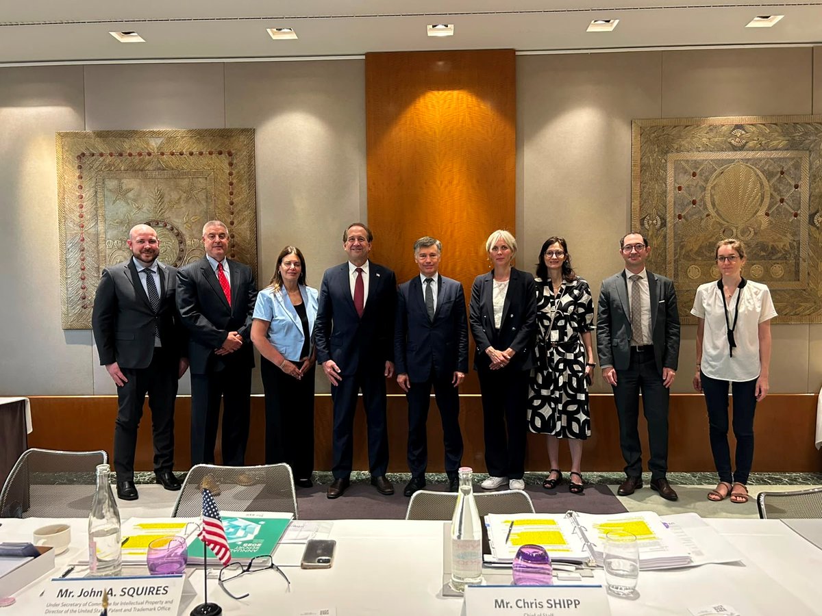INPIFrance's tweet photo. Assemblées de l'OMPI : l'INPI poursuit le renforcement de ses coopérations internationales

🤝 Après une première séquence d'échanges en ouverture des Assemblées générales de l'OMPI, l'INPI a poursuivi, du 10 au 13 juillet, ses rencontres bilatérales avec ses partenaires internationaux, lesquelles ont permis de :

✅ Échanger sur les enjeux de propriété intellectuelle notamment liés à l’IA aux États-Unis et en France avec le Sous-secrétaire au Commerce chargé de la propriété intellectuelle et directeur de l'Office américain des brevets et des marques (USPTO), Monsieur John A. Squires, ainsi que sur la préparation de la prochaine réunion des chefs d'office de propriété intellectuelle du G7 ;

✅ Etablir avec l'Office saoudien de la propriété intellectuelle (SAIP) un premier bilan très positif de la mise en œuvre du plan de travail 2025-2026 organisant nos activités de coopération ;

✅ Signer avec l'Office indien de la propriété intellectuelle (CGPDTM) un nouveau plan de travail formalisant nos activités de coopération autour de sujets stratégiques, comme les indications géographiques ou le partage d'expérience sur l'intelligence artificielle, dans le contexte de l'Année franco-indienne de l'Innovation 2026 ;

✅ Conclure avec l'Institut chilien de la propriété industrielle (INAPI) un nouvel accord de coopération qui encadrera la coopération entre nos deux pays pour les cinq prochaines années ;

✅ Formaliser avec l'Office portugais de la propriété industrielle (INPI) une coopération engagée depuis plusieurs années par la signature du premier protocole d'accord entre nos deux offices ;

✅ Signer avec l’Office slovène de la propriété intellectuelle (SIPO) un plan de travail organisant nos travaux sur la modernisation des procédures et nos échanges sur le sujet de l’évaluation et du financement de la PI ;

✅ Se joindre à une trilatérale réunissant l'INPI, l’Office allemand des brevets et des marques (DPMA) et l’Office des brevets de la République de Pologne (UPRP) dans les locaux de la Représentation Permanente de la Pologne auprès des organisations onusiennes à Genève dans le but de pérenniser et de renforcer une coopération entre nos trois offices au service de la compétitivité des entreprises toujours plus innovantes, efficaces et ouvertes sur l'international.

Merci à :
- M. John Squires, Sous-secrétaire au Commerce chargé de la propriété intellectuelle et directeur de l'Office américain des brevets et des marques (USPTO) ;
- Dr. Abdulaziz Alswailem – Directeur général de l'Office saoudien de la propriété intellectuelle (SAIP) ;
- Prof. (Dr) Unnat P. Pandit, Controller General of Patents, Designs & Trade Marks Registrar of Copyrights and GI l'Office indien de la propriété intellectuelle (CGPDTM RoC&GI) ;
- M. Esteban Figueroa Nagel, directeur national de l'Institut National de Propriété Industrielle de l'Institut chilien de la propriété industrielle (INAPI) ;
- Mme Ana Margarida Bandeira, directrice de l'Office portugais de la propriété industrielle (INPI Portugal) ;
- Mme Karin Žvokelj, directrice de l’Office slovène de la propriété intellectuelle (SIPO) ;
- Mme Eva Schewior, présidente de l’Office allemand des brevets et des marques (DPMA) ;
- Mme Ewa Skrzydło-Tefelska, présidente de lOffice des brevets de la République de Pologne (UPRP).