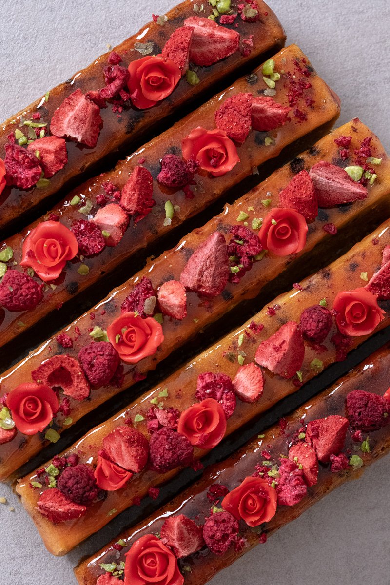 kenta_sucretier's tweet photo. これ。パウンドケーキ。作った。薔薇園。う、美しすぎん…？！ https://t.co/zstb2klM5J