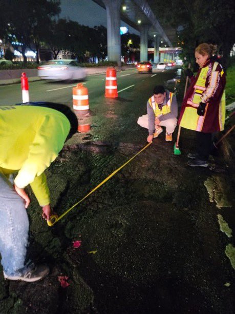 MrElDiablo8's tweet photo. Después de más de 20 horas, la @SOBSECDMX y el @GobCDMX ya repararon el bache de Periférico, esperamos que también atiendan a todos los automovilistas que resultaron afectados. #CdMx https://t.co/A2cEFyhs7A