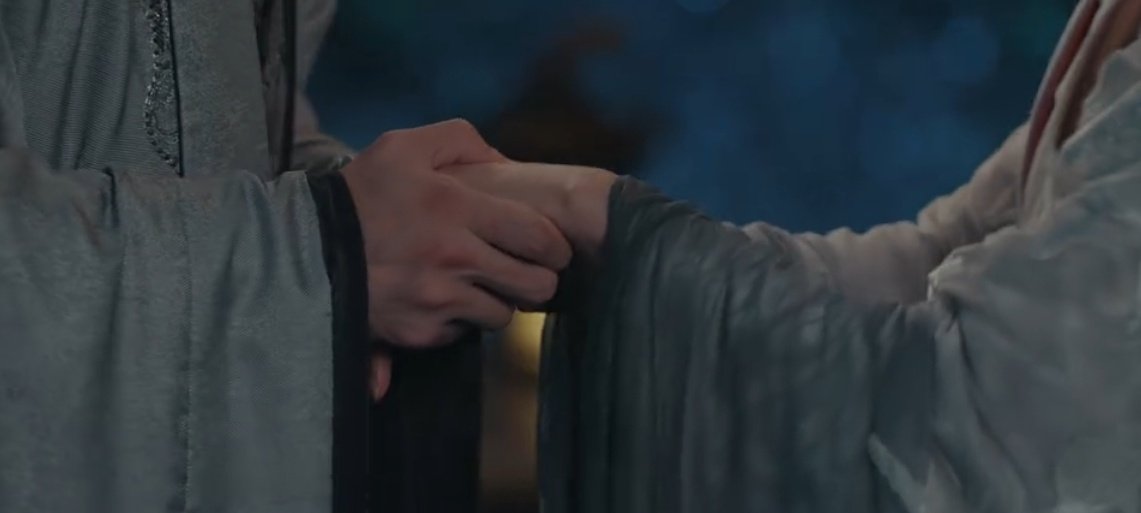 hazarwaell's tweet photo. “Say whatever you want when you're with me, but never in front of others. Not everyone wishes you well.” 🥹❤️
Then he gently wiped the rain from her hand
#BlossomsOfPower #Mengziyi https://t.co/KrXtFNcgu8