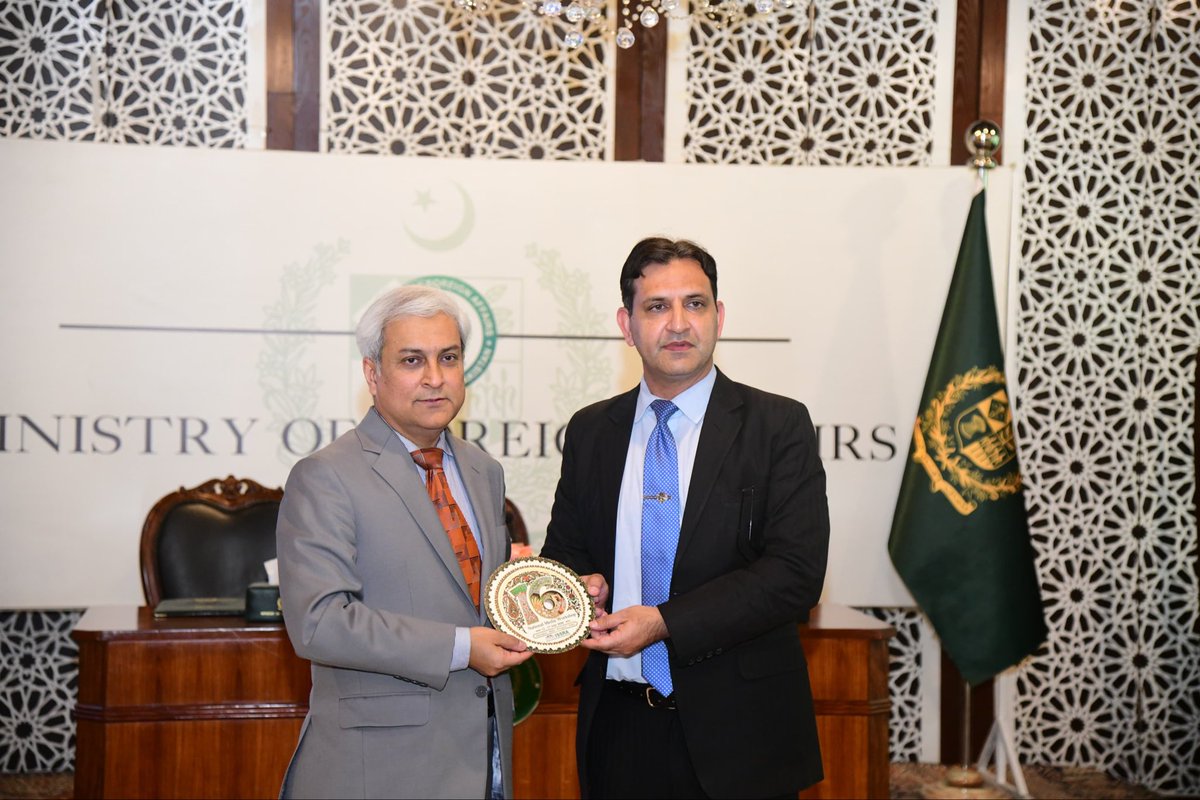 ForeignOfficePk's tweet photo. Participants of the 16th National Media Workshop (NMW), organised by the Institute for Strategic Studies, Research and Analysis (ISSRA) @ISSRA_Official, National Defence University (NDU), visited the Ministry of Foreign Affairs today as part of the workshop programme.

Spokesperson @TahirAndrabi briefed the participants on Pakistan’s foreign policy priorities, the evolving regional and global landscape, and the Ministry’s role in advancing and safeguarding Pakistan’s national interests through diplomacy. The briefing was followed by an interactive Q&A session. The 85-member delegation comprised representatives from the media, civil society, and political parties.