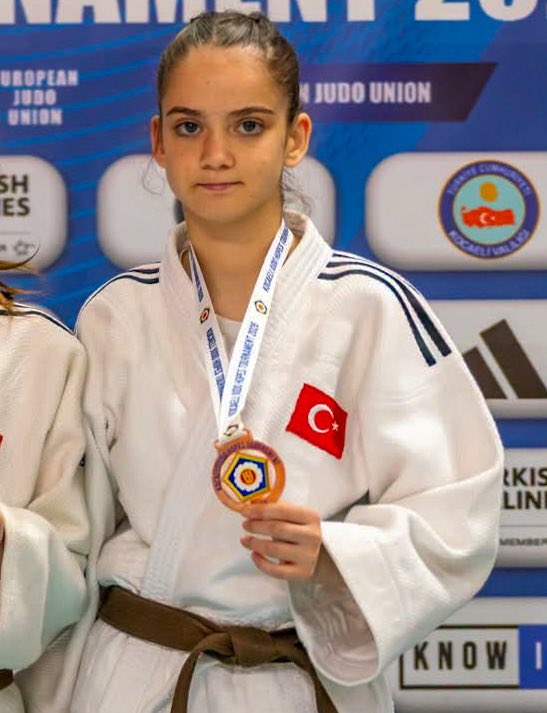 ISIKSUMUTLU's tweet photo. Adapazarı Belediyemiz Spor Kulübü sporcuları bizlere bir kez daha büyük bir gurur yaşattı. 

Artistik Cimnastik Türkiye Şampiyonası'nda Atlama Aleti kategorisinde Türkiye üçüncüsü olan Defne Uslu’yu, Yıldızlar Judo Avrupa Kupası’nda 44 kg kategorisinde Avrupa üçüncüsü olan Çağla Maltepe’yi gönülden tebrik ediyorum.

Sporcularımızı, ailelerini ve kıymetli antrenörlerimizi yürekten kutluyor; başarılarının artarak devam etmesini diliyorum.