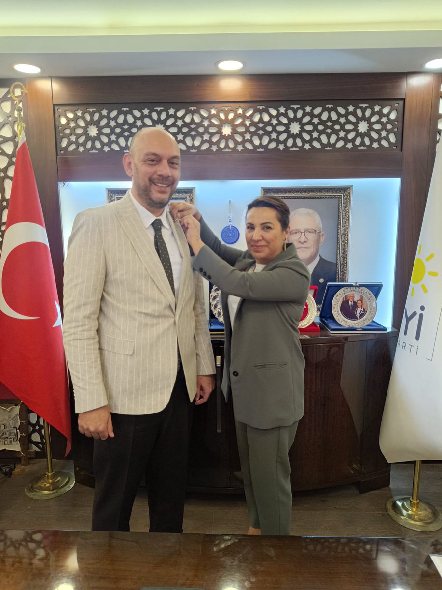 iyiparti35_'s tweet photo. İl Başkanımız Sn. Ülkü Doğan tarafından rozeti takılan , #BenVarım diyen, Sn. Av. Hamdi Çerçi ve Gazeteci Sn. Serhat Gobi’ye İYİler ailesine, hoşgeldiniz diyoruz. Üyeliğini gerçekleştiren İl Bşk Yrd. Sn. Hayri Tuna Yükselen’e teşekkür ederiz. https://t.co/vpgvnK0Rh0