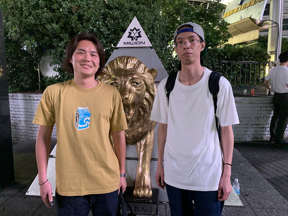 この後ろのライオンがお金入れると吠えるのを初めて知りました。