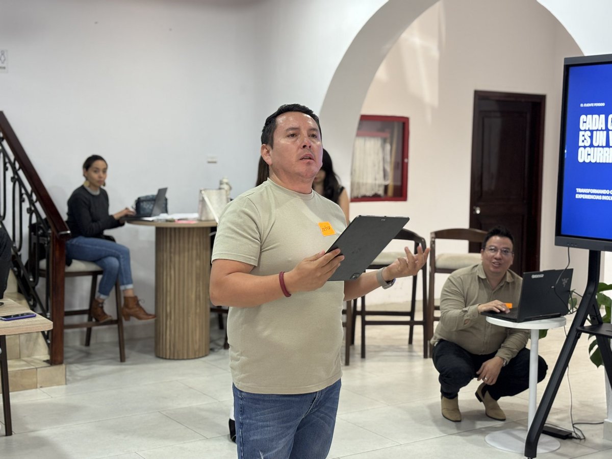 ConquitoUIO's tweet photo. 🤖 #QuitoInnova | Emprendedores de 19 #Pymes culminaron con éxito el programa #PymeLab en el Centro de Innovación de la Ciudad. Se trata de un espacio formativo, virtual y presencial, que fortalece la gestión productiva de estas empresas locales.
#QuitoRenace https://t.co/JYKEX71QVC