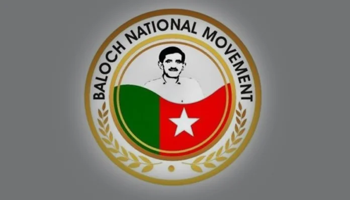 DailySangar's tweet photo. بلوچ نیشنل موومنٹ (بی این ایم) کے ترجمان نے ضلع گوادر کی تحصیل جیمڑی کی  موجودہ صورتحال پر شدید تشویش کا اظہار کرتے ہوئے کہا ہے کہ جیمڑی گزشتہ  ایک ہفتے سے پاکستانی فوج کے مکمل محاصرے میں ہے۔ تحصیل کے مرکزی قصبے  جیمڑی سمیت گرد و نواح کے دیہات میں ادویات اور اشیائے خورد و نوش کی قلت  پیدا ہو چکی ہے۔ حالیہ دنوں پاکستانی فوج نے پانچ افراد کو حراست میں قتل  کیا، 60 سے زائد افراد کو جبری طور پر لاپتہ کیا، پانوان میں متعدد مکانات  مسمار کیے اور سینکڑوں افراد کو نقل مکانی پر مجبور کر دیا۔
#dailysangar #SangarOnline #Balochistan #PakistanArmy #Jiwani #BNM
https://t.co/z4NXxAquog