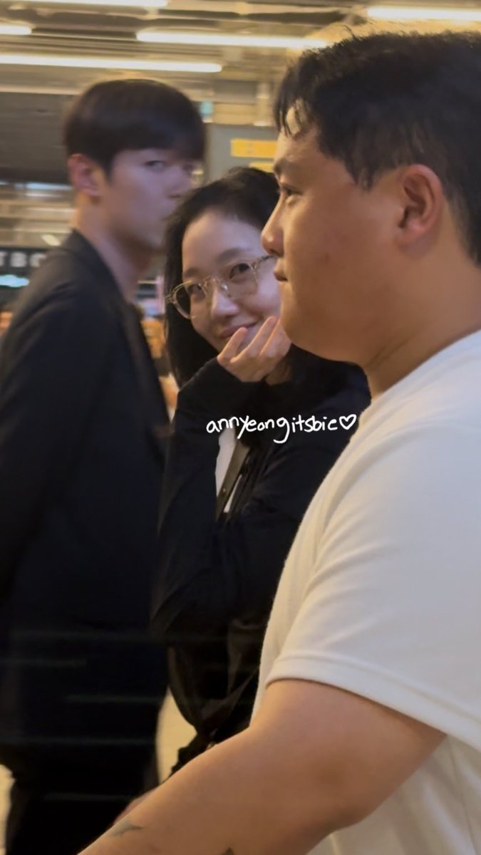 ggonevelyy's tweet photo. Kim go eun in glasses 💘😍 https://t.co/ajLzY0F6eN