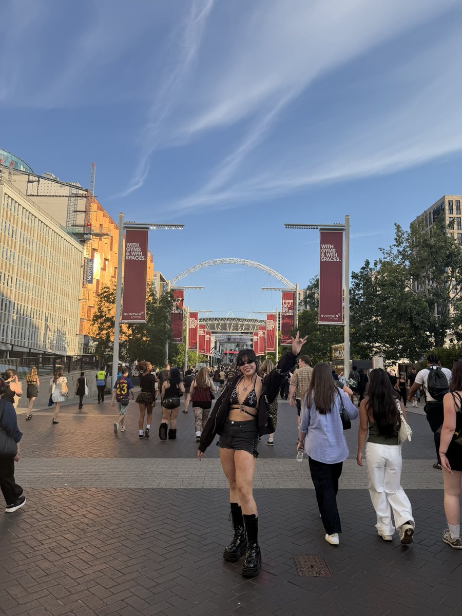 MorteBelladonna's tweet photo. So I went to Wembley last Friday to see My Chemical Romance 🫪🖤 17 year old me who was stuck in the Philippines never thought this could happen https://t.co/vkk39aDvZS