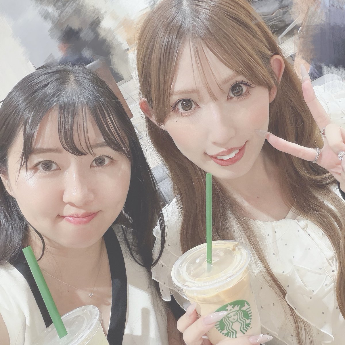 ayuuui's tweet photo. 自分の人生を捨てて絵のアイドル人生を応援することを決めた覚悟の決まった中年喪女といつもそれに振り回されている女性の写真です、元気に生きています https://t.co/kyl7FFJClI