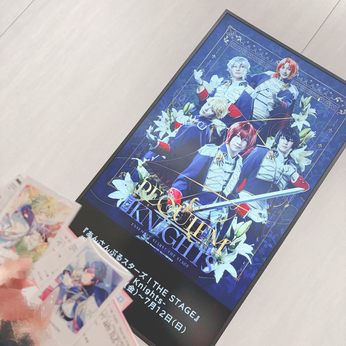 ayuuui's tweet photo. 自分の人生を捨てて絵のアイドル人生を応援することを決めた覚悟の決まった中年喪女といつもそれに振り回されている女性の写真です、元気に生きています https://t.co/kyl7FFJClI