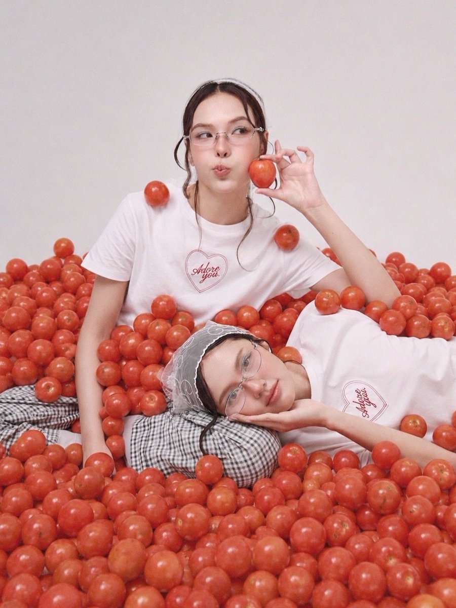 MilesimaBestie's tweet photo. Dizem que o tomate é símbolo de vitalidade e paixão. 
Como é bom começar a semana vendo Lookmhee Sonya em fotos que emanam uma vibe enérgica e apaixonada (como tudo que elas fazem) :3 
#ลูกหมีซอนญ่า #LMSY https://t.co/qXDJfmfEZc