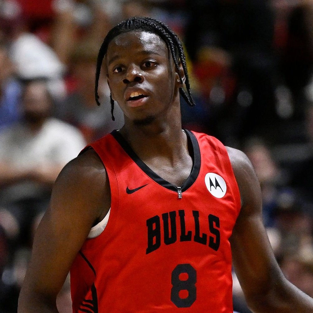 NBAdabad's tweet photo. Caleb Wilson explica por que não chutava pra três e AGRADECE por não ter arremessado tanto:

🗣️ "Eu sabia arremessar na faculdade, mas não era minha função.

Vocês (jornalistas) devem assistir basquete universitário. Nosso esquema priorizava o contra-ataque, o ataque à cesta e o topo do garrafão.

Não tinha nada de errado nisso. Eu agradeço ao meu técnico por ter me dado essa função na universidade.

Eu fico feliz de não ter arremessado, porque se eu arremessasse, eu não estaria aqui. Eu não seria jogador do Chicago Bulls."

Na faculdade, Caleb Wilson fechou o ano com 7/27 nas bolas pra três, em 24 jogos. Em seu primeiro jogo na Summer League, ele teve aproveitamento de 7/11.