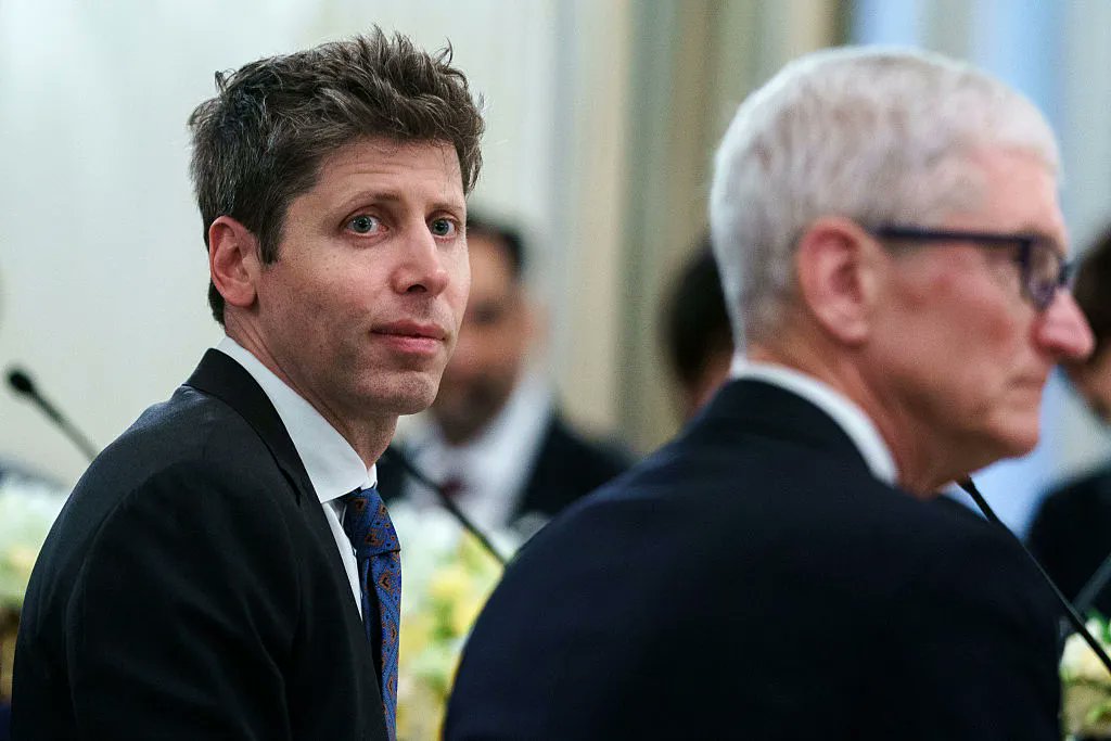 jipe_ia's tweet photo. Apple attaque OpenAI en justice.

Et la plainte se lit comme un thriller de bureau.

On nous vend l'IA comme une course à l'innovation, à coups de démos et de modèles toujours plus gros. Là, on est ailleurs.

On est dans une salle de tribunal en Californie.

Selon la plainte déposée le 10 juillet, Apple accuse OpenAI d'avoir pioché dans ses secrets industriels pour ses futurs appareils IA.

Et les détails allégués sont savoureux :

→ Tang Yew Tan, chef hardware d'OpenAI et ancien VP Apple pendant 24 ans, aurait demandé à des candidats d'apporter de vraies pièces Apple en entretien, pour des sessions "show and tell".

→ Chang Liu, un ex-Apple (8 ans maison), aurait gardé son laptop et téléchargé plus de 1000 pages de documents confidentiels.
Le message qu'on lui attribue dans la plainte : "LOL, I found out I can access the [server], so funny."

→ selon la plainte, plus de 400 anciens d'Apple bosseraient aujourd'hui chez OpenAI.

À lire ça, on ne pense plus benchmarks. On pense cabinet d'avocats.

Maintenant, qu'on soit clairs : ce sont des accusations d'Apple, pas des faits jugés.

Rien n'est prouvé.

Et OpenAI dément en bloc ("We have no interest in other companies' trade secrets").

Présomption d'innocence pour tout le monde.

Mais je trouve que ce feuilleton dit un point qu'on regarde peu.

La vraie bataille de l'IA ne se joue pas qu'en public, sur la scène des keynotes.

Elle se joue aussi sur le talent, sur qui recrute qui, et sur la propriété intellectuelle.

On regarde les modèles se battre sur un ring.

Pendant ce temps, les géants se battent sur le terrain le moins filmé : les cerveaux et les brevets.

Deux mastodontes, une plainte, et un rappel utile. 

Derrière la course à l'innovation, il y a aussi une guerre de recrutement et de procès.

Elle est juste moins photogénique.