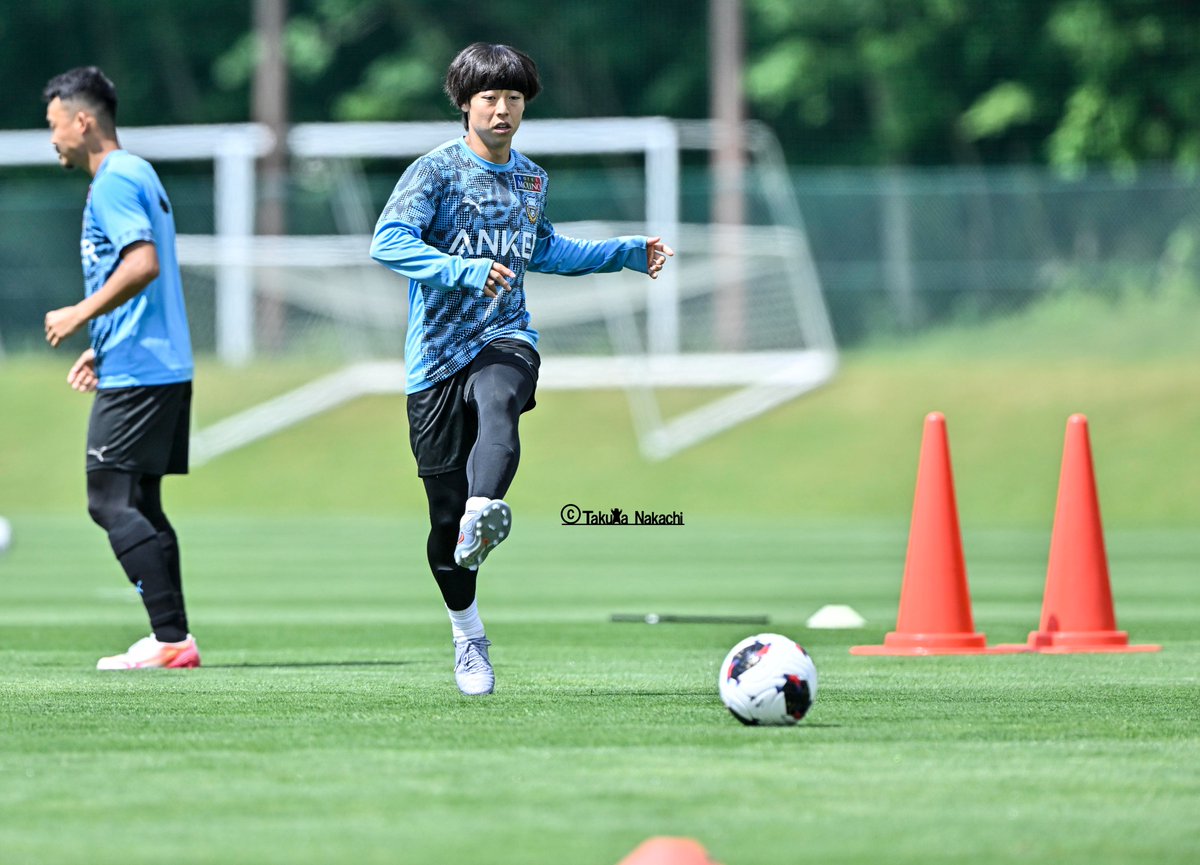 ikinikuishiro's tweet photo. ＃川崎フロンターレ #紺野和也 選手が、新たな気持ちでキャンプでの練習に挑んでいます！

「オフはまあまあ動きつつ、家族で過ごしてる時間が多かったです」
そう語る紺野選手ですが、実は、キャンプ前日に嬉しい出来事があったそう。
「子供も少しずつはいはいとか動けるようになって、どんどんかわいくなっていってるんで」と語る紺野選手はこの日、初めて
「パパ」と呼ばれたそう。
「それがめっちゃ嬉しくて。しかも、僕の誕生日でしたし、明日からキャンプでいなくなっちゃうっていうの分かってくれたのか分かんないですけど」と、とても笑顔。
奥さんとどちらが先に呼ばれるか競争していた中で勝っただけに、キャンプの２部練習も「夜にビデオ電話をして、一気に回復できます」とのこと。

それだけに、キャンプでは戦術習得に気合が入ります。
ここまでビルドアップ中心の練習をしていますが、「ベースはあるので、そこに、アップデートしたところをしっかり頭に入れて、さらに個人個人の良さを掛け合わせてやれれば、すごいいいサッカーができると思います」と話し、「そこをキャンプでいろいろ合わせながら、練習試合をやってそこで出た課題もどんどん解決していって、開幕を迎えたい」と、すでに確かなイメージを持っています。

また、「目標はまだ具体的には設定してないですけど、憲剛さんからはゴールとアシストで10はしてほしいというふうに言ってもらえたので、まずはそこを目指していきたい」とも語ります。
その中村憲剛HCからは様々な教えをすでに受けているようで、「止める蹴るや、体の向きをすごく教えてもらって、少しずつ掴めてきてる感じはあるので、それ続けながらもっともっと良くしていきたい。間で受けるプレーは、自分がどっちかというと苦手としていて、サイドで張る方が得意なので、そこはアドバイスを受けながら良くしていければ幅が広がる」と、とても前向きでした！

無限に体力回復できる紺野選手に、早くも期待が高まります！