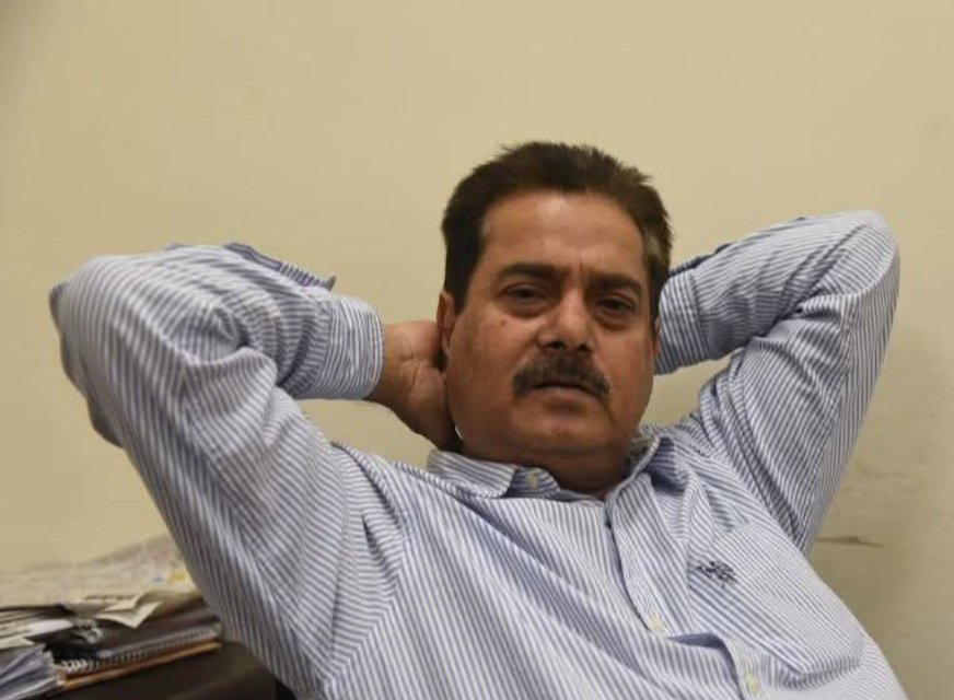 GirishPandy's tweet photo. क्या आपने ध्यान दिया? 🗳️
​ आजकल बारिश🌧️ के साथ-साथ एक और 'खास' मौसम भी चल रहा है? समय के साथ यह मौसम सब पर पूरी तरह सब पर प्रभावी हो जाएगा।
​इस दौरान आपको बहुत कुछ नया, अनोखा आश्चर्यजनक देखने और सुनने को मिलने वाला है—रात-रात भर में बदलने वाले दल, बड़े-बड़े वादे और चमचमाती रैलियां! 
​इस अनोखे 'मौसम' का नाम तो आप खुद समझ ही गए होंगे 😉
​ मौसम के इन  'जानकारों' के नाम जानना चाहते हैं? कमेंट सेक्शन में नज़र डालिए। अगर आपके पास भी ऐसे कुछ 'विशेषज्ञों' के नाम हैं, तो कमेंट में ज़रूर सुझाएं! 👇
​  #UPElections #मौसम