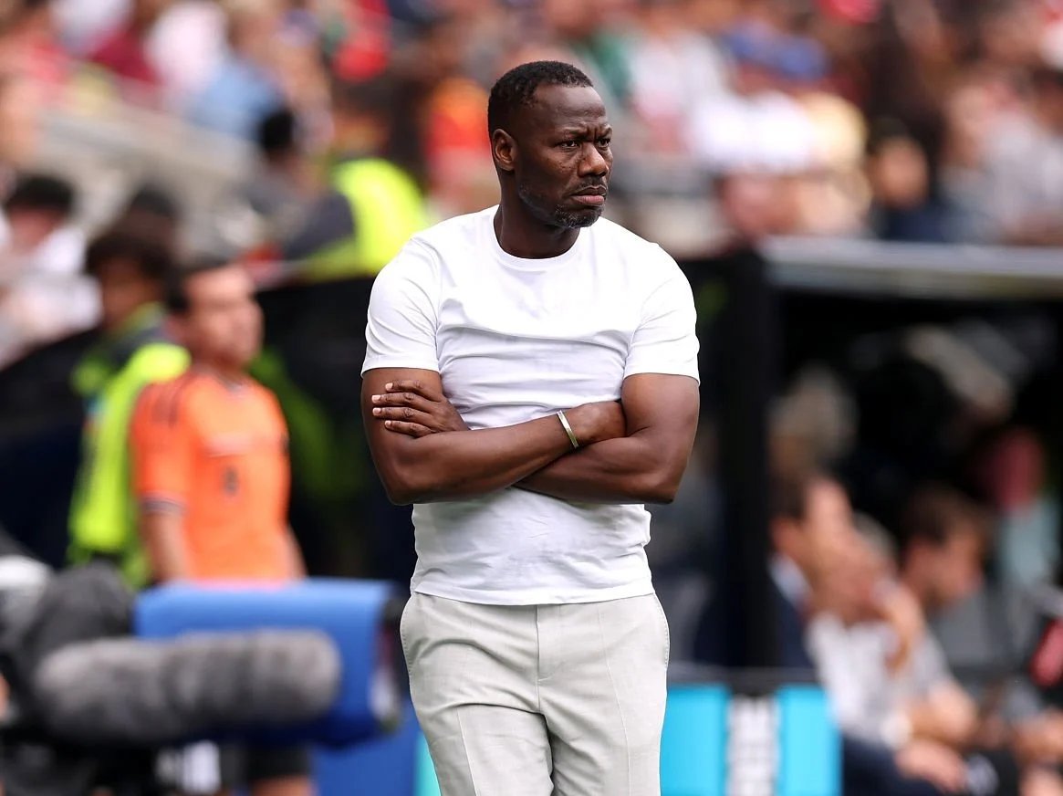 bedjosessien's tweet photo. The intrigues surrounding the Senegal 🇸🇳 lions of Teranga in America 🇺🇸 were massive 😳 

Bacary Cissé reveals 

The explosive behind-the-scenes details of unprecedented negotiations regarding Pape Thiaw's contract, including serious complications, the intervention of the Head of State, and a threat to boycott.

📌First demand: the massive contract that derailed negotiations

A monthly salary of 50 million CFA francs, a signing bonus of 360 million CFA francs, an additional qualification bonus of 150 million CFA francs, a salary increase raising his earnings to 62.5 million CFA francs should the Lions reach the World Cup quarter-finals, and an annual image rights bonus of 50 million CFA francs.

These were the demands put forward by Pape Thiaw during the initial phase of negotiations.

📌Second demand: after the phone call with President Diomaye
Once the squad had gathered in the United States, Pape Thiaw pressed the issue again.

While he eventually indicated a willingness to accept a monthly salary of 30 million CFA francs, he now demanded a signing bonus raised to 440 million CFA francs, 500 million CFA francs in special bonuses, and one billion CFA francs in the event of a World Cup victory.

📌Third demand:

 the standoff before the Senegal vs. Norway match

Just hours before kick-off against Norway, Pape Thiaw reportedly made his presence on the bench conditional upon the signing of his contract.

 After a final round of negotiations, he ultimately agreed to a net monthly salary of 30 million CFA francs and a signing bonus of 120 million CFA francs, to be paid by the State in quarterly installments of 30 million CFA francs. 

However, he also demanded a bonus from the Federation equivalent to 1% of the prize money in the event of a victory by the Lions, as well as a special bonus of 180 million CFA francs—amounting to 5 million CFA francs per month over three years.

@soka25east