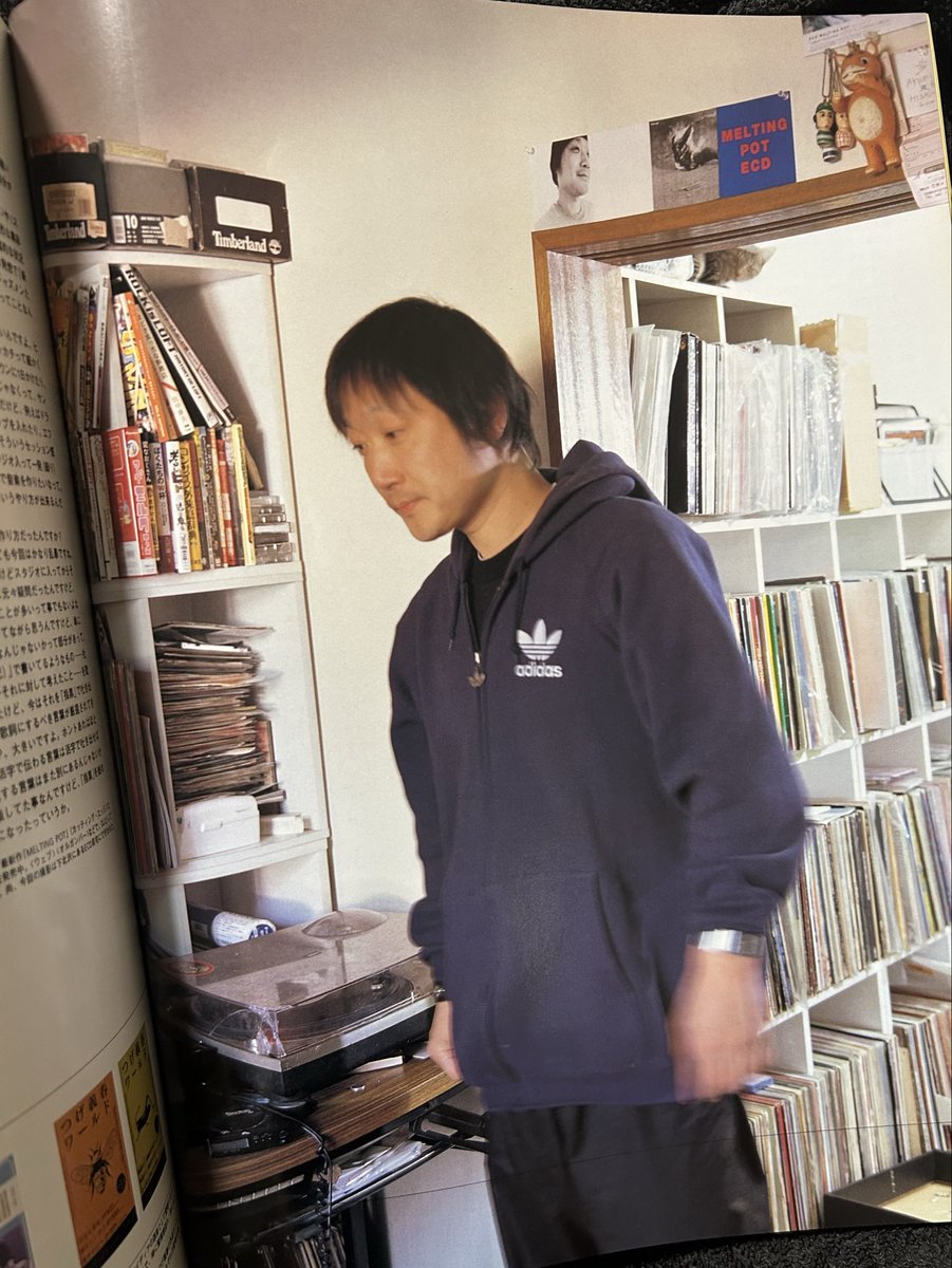 zu_hause's tweet photo. MELTING POTの広告好きだし自分の作品のジャケやインナーの写真をディスプレイしてるのもグッとくる。この写真は当時下北に住んでいた石田さんご自宅。ブースカは我が家にも鎮座している #今夜の一冊  #ECD https://t.co/iGoINOWNpQ
