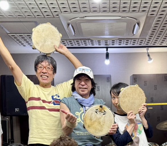 misawaMATARO's tweet photo. 昨日、パンアカの生徒さん達から初めて買ったCDが米米の「octave」💿と言う話になり
そう言えば美奈子ちゃんと金ちゃんの結婚時期だったので指輪ジャケットがあった！と話したところ「知らん！」となりました😳
ご存知の方いらっしゃいますか？
米米CLUB物知りのJOも確かにあった！との事！ https://t.co/0t5Phx0RGv