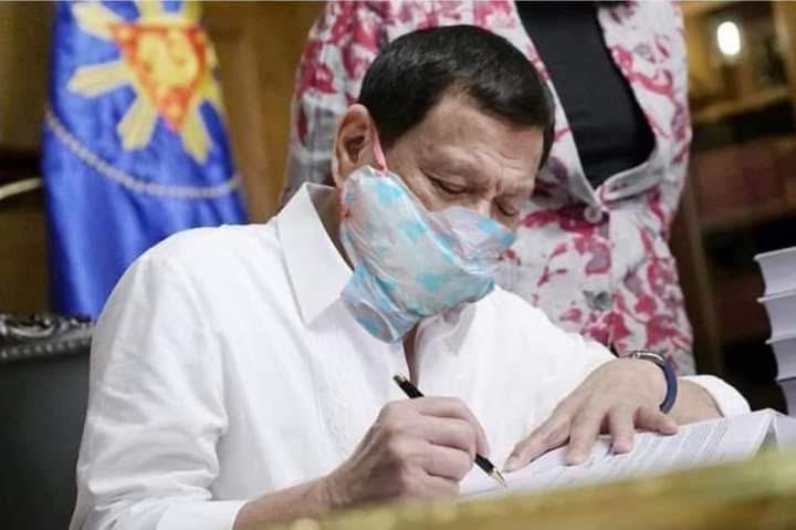 REGOR62ND's tweet photo. @LeeJoseh1 DUTERTE &amp; FAMILY IS THE NUMBER ONE THIEF!
THE MOST CORRUPT PRESIDENT OF THE PHILIPPINES! https://t.co/dkFmpaGO9t