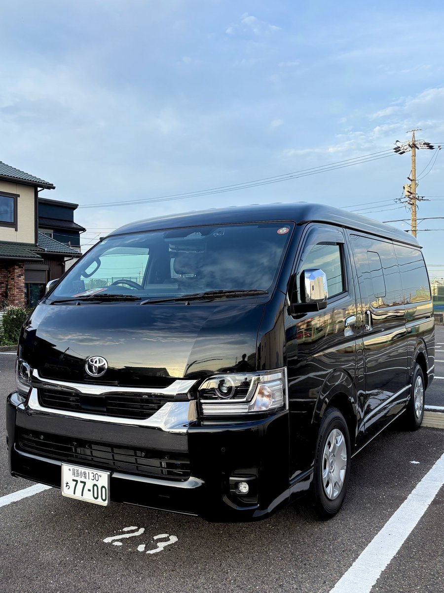 toyoshi29's tweet photo. ハイエースに乗り始めて早２１年…先日、三代目とお別れしまして、四代目がやってまいりました。ここ最近のわたしに似て…
ちょっとワイドです。
故に積載量が少し増えました。
待望のオートクルーズです。
デカくなったのですごく安全運転です。
黒目がちでかっこいいです。 https://t.co/vRxZfygSYB
