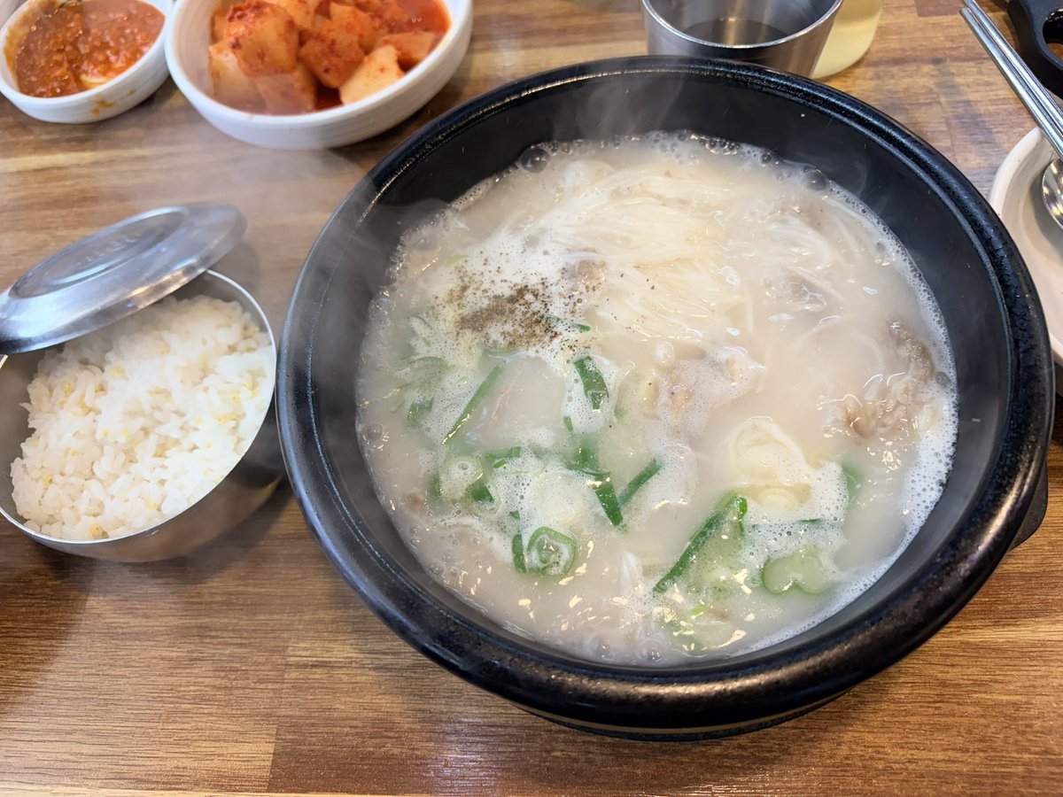 r_m88s's tweet photo. コロナ前ぶりの2泊3日韓国(美容の旅)たのしかったー！肌管理もできて美味しいものいっぱい食べれて大満足◎ https://t.co/k82nhLcVJt