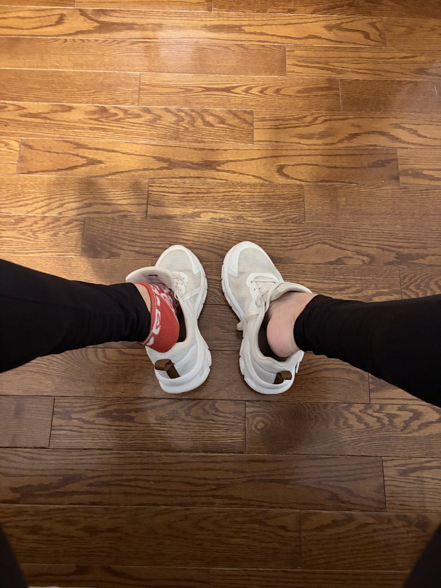 tiffbluftgds's tweet photo. Going to the gym….. socks or no socks…. https://t.co/OVkhCCwsJS