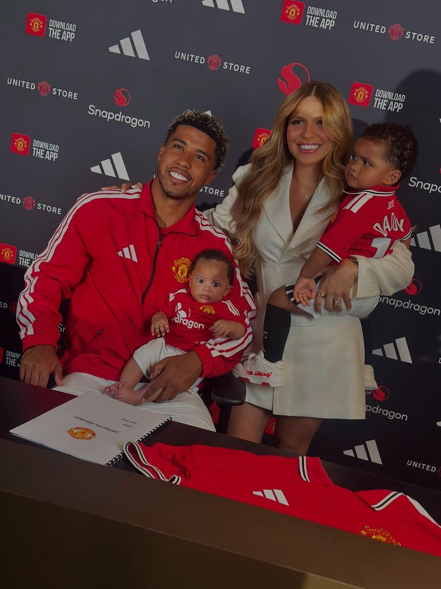 utdreport's tweet photo. Andrey Santos and his family ❤️ https://t.co/jrhBhP6Jpx