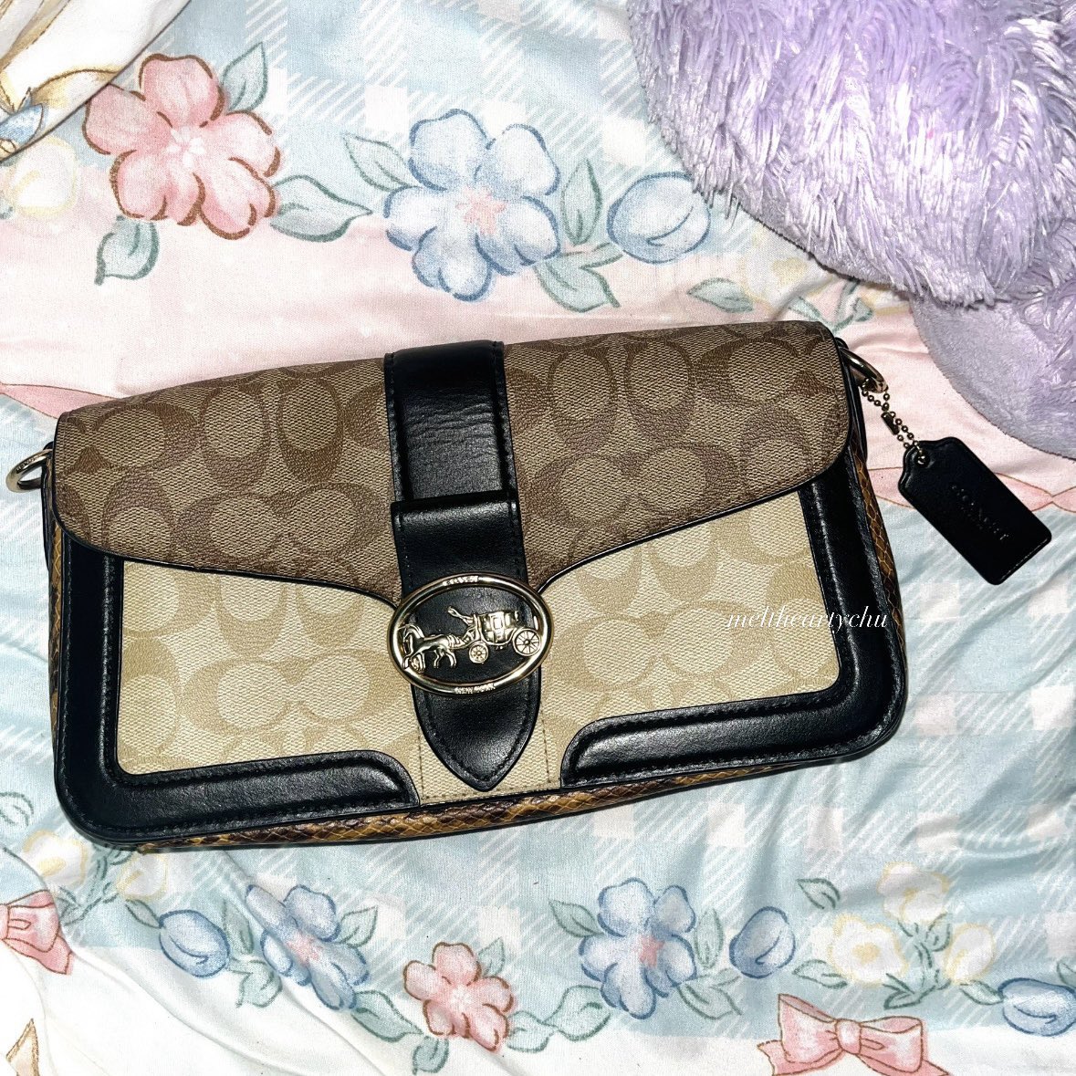 meltheartychu's tweet photo. พร้อมส่ง 👜🎀

♡ กระเป๋า Coach Georgie Shoulder Bag In Blocked Signature Canvas 1,500 รวมส่ง ♡

✉️ ผ่อนได้ ไม่มีสายยาวให้นะคะ

#coachthailand #ส่งต่อcoach #กระเป๋าcoach #ส่งต่อกระเป๋า #coachมือสอง #ส่งต่อกระเป๋ามือสอง #กระเป๋ามือสอง https://t.co/2ng4d3qUiH