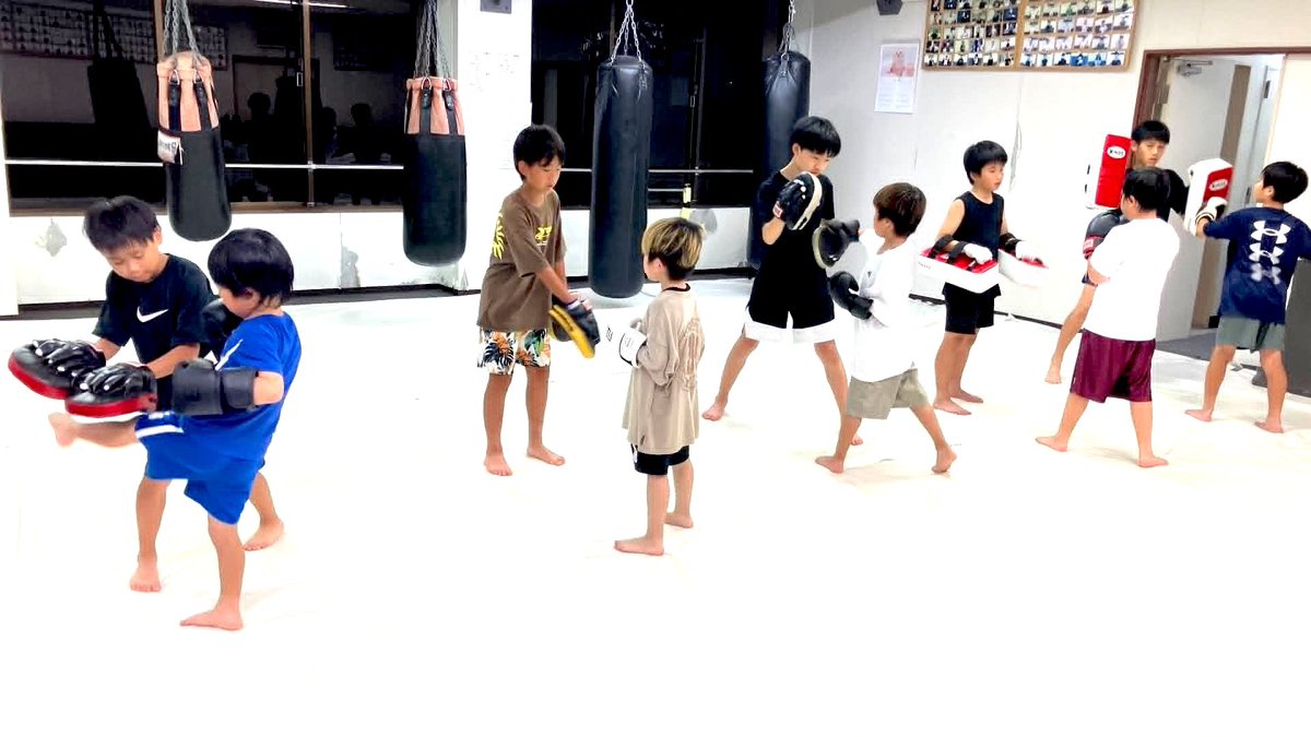 tenkaze_yusuke's tweet photo. キッズ選手クラス

先月入会したばかりのキッズ達は今日も新しい事にチャレンジしました!!

まだ格闘技を初めて１か月ですが沢山の事に挑戦してくれているので出来る事もどんどん増えてきています^^b

何よりいつもニコニコ笑顔で楽しんでくれていて嬉しいですね^^♪
#無料体験受付中
#自信を付ける https://t.co/1nwqsvWvMV