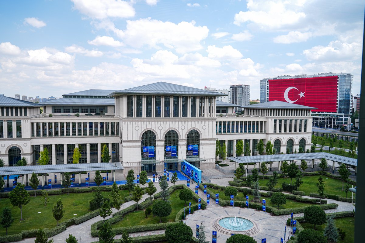 bpthaber's tweet photo. Cumhurbaşkanı Erdoğan: “Nato Zirvesi, Cumhurbaşkanlığı Külliyesi’ne “Ne gerek var? İktidara gelirsek yıkacağız” diyen vizyon fukaralarına bu eserin ne amaçla inşa edildiğini çok net biçimde göstermiştir.” https://t.co/2FnuAglnwY