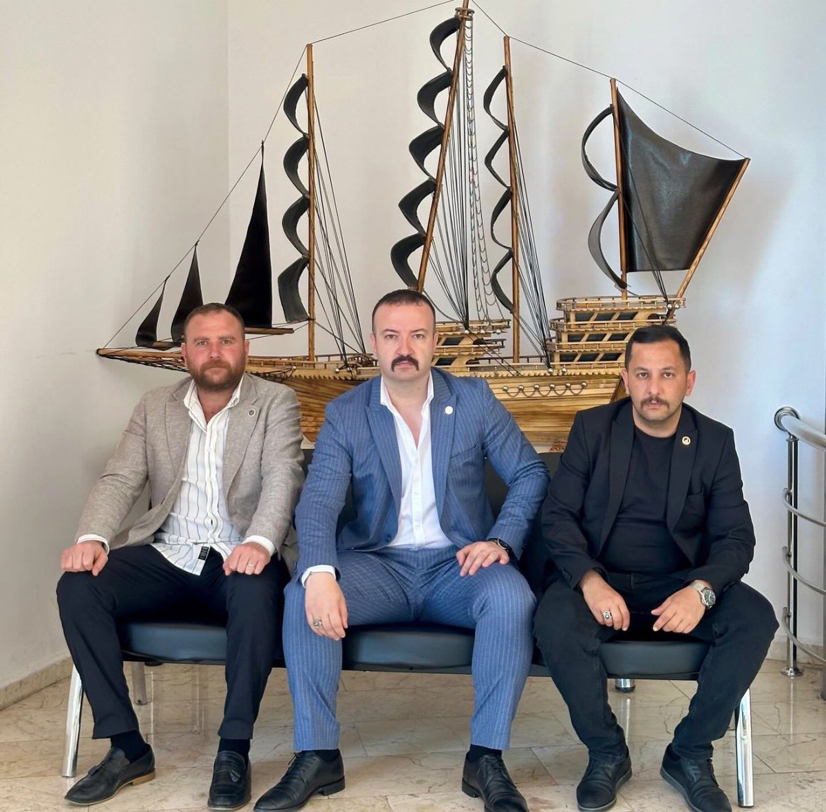 drserdarkara's tweet photo. Ortaya koyduğu yüksek vizyon, çelikten irade ve tavizsiz duruşun adı;  “BAHADIR EMİRLER”

Bu duruş yalnızca güç ve cesaret vermekle kalmıyor, aynı zamanda bu kutlu yolda sarsılmaz bir istikamet çiziyor.
@bahadiremirler https://t.co/GT9b0pYsIM