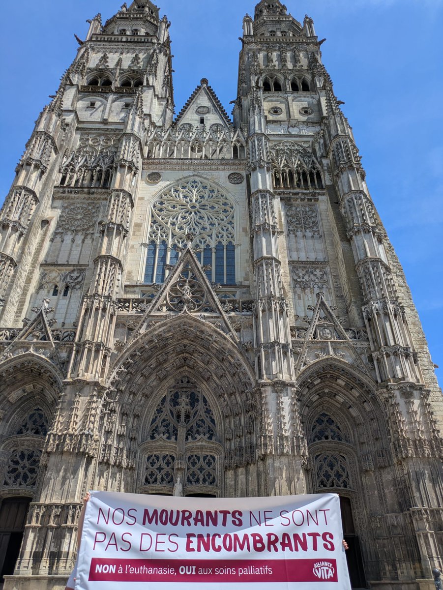 allianceVITA's tweet photo. Refusons une loi indigne et fratricide dont toutes les garanties essentielles ont été écartées :
👉 Aucun contrôle a priori des décisions létales.
👉 Aucune clause de conscience pour les pharmaciens ou les établissements de santé.
👉 Des délais réduits au minimum.

✍️Signez la lettre ouverte à Emmanuel Macron
https://t.co/8Y2i2fBv42

#Tours #Vernon #alliancevita #findevie #euthanasie