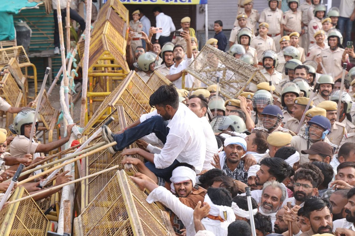 AshokChandnaINC's tweet photo. बूंदी की सड़कों पर स्मार्ट मीटर के खिलाफ 'किसान हुंकार'

#Hindoli #Bundi #Rajasthan #KisanHunkar https://t.co/X5CpaxMzN6