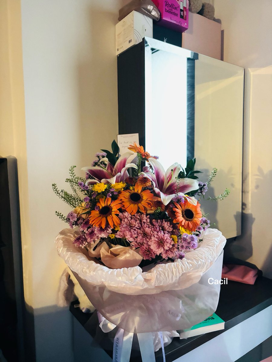 cachillls's tweet photo. 6,835 miles apart, yet he still finds a way to make me feel loved💗 https://t.co/yebOnH3Xnh