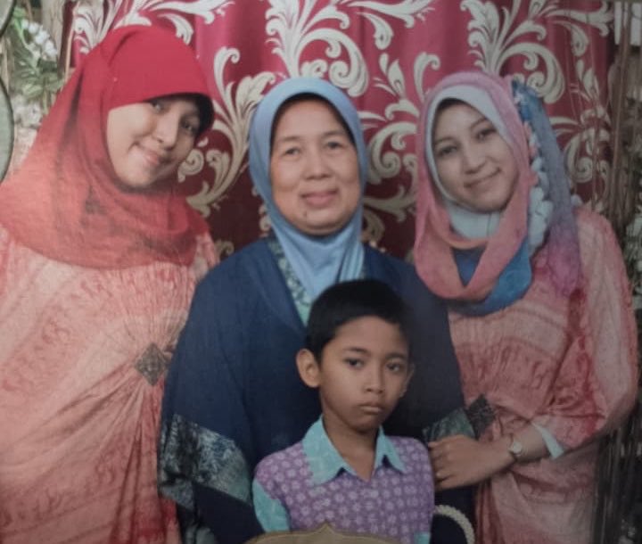 agmeratih's tweet photo. Ma kita bertiga belum siap ma. 
Ma ko cepet banget sih ma.
Ma ratih kan bilang sabar nunggu bulan Juli, bukan berarti pas Juli mama tinggal🥹🥹 https://t.co/Ye5H2tpgUZ