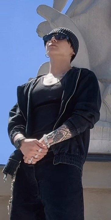 jeonjtiddiez's tweet photo. Sun glasses on, chest tattoo peaking, toned chest, tiny waist, chained up in over 100k GRAFF and his iconic Hublot watch, most likely wearing calvins. Jeon Jungkook you're so freaking cool https://t.co/UQ2HBA3XtO