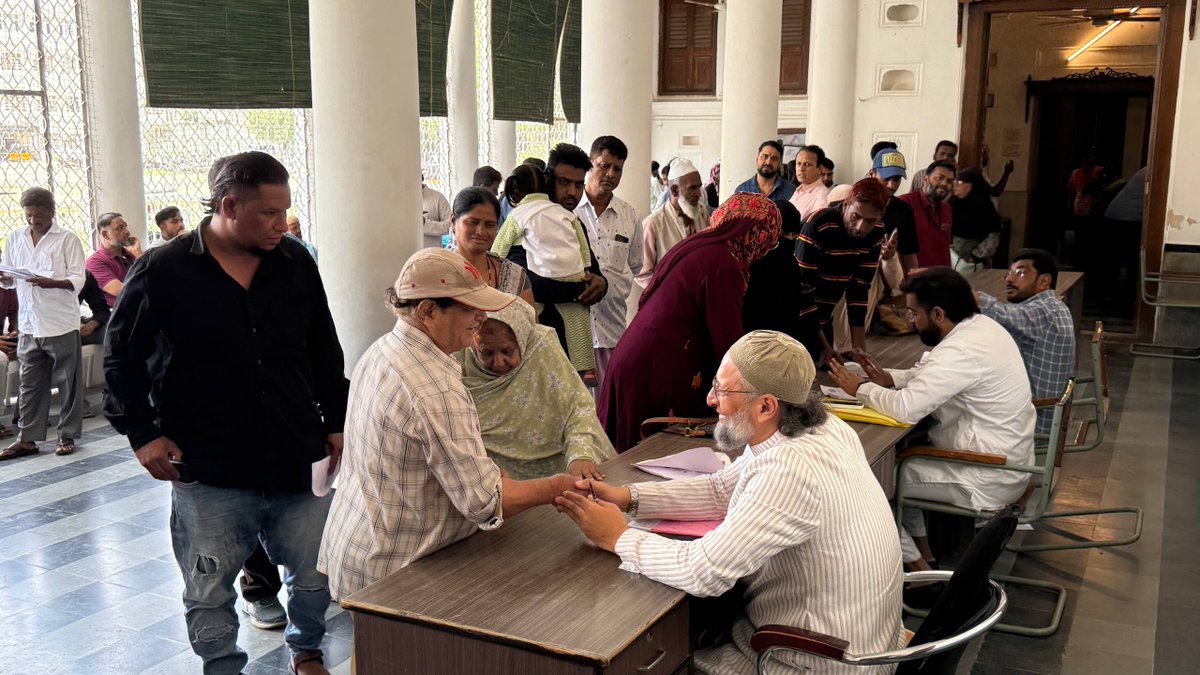 aimim_national's tweet photo. AIMIM Party awaam ki mazboot awaaz hai, jo unke har masle ko sanjeedgi se sunti hai aur uske hal ke liye har mumkin koshish karti hai.

Hamesha ki tarah aaj bhi Sadr-e-Majlis Barrister @asadowaisi Sahab Darussalam, Hyderabad mein awaam ki khidmat mein haazir hue aur unke masaail ko suna. InshaAllah! Jald hi tamaam masaail ko hal karne ki poori koshish ki jaayegi.