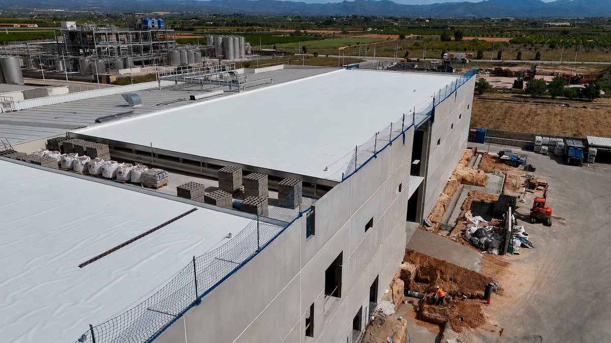 GrupoCeremon's tweet photo. Ampliación de 𝐩𝐥𝐚𝐧𝐭𝐚 𝐢𝐧𝐝𝐮𝐬𝐭𝐫𝐢𝐚𝐥 𝐚𝐥𝐢𝐦𝐞𝐧𝐭𝐚𝐫𝐢𝐚.
Continuación de trabajos en cubierta y urbanización del perímetro.
#BIM #EdificacionIndustrial #industriaalimentaria https://t.co/mxzEzjzZlm
