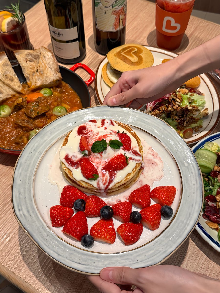 MWhyet86509's tweet photo. Just had the coziest weekend baking session with my favorite vanilla cake recipe  Filled with fresh strawberries and topped with fluffy whipped cream—nothing beats the smell of warm baked goods filling the kitchen! https://t.co/EC1YxCYyr1
