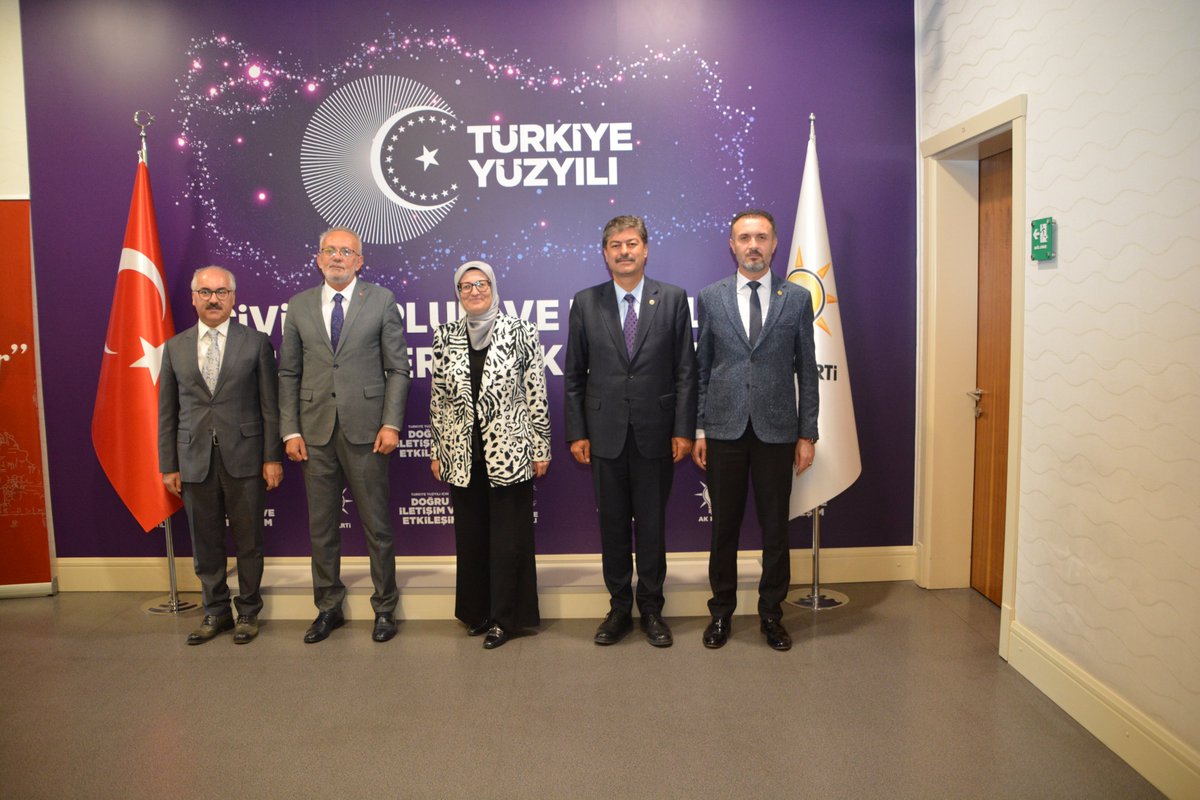 harb_is's tweet photo. 📌 GENEL BAŞKANIMIZDAN UYGUR’A ZİYARET

Genel Başkanımız Alaattin Soydan, AK Parti Sivil Toplum ve Halkla İlişkilerden Sorumlu Genel Başkan Yardımcısı Belgin Uygur’u ve Başkan Yardımcısı Necmettin Erkan’ı ziyaret etti.

Gerçekleştirilen ziyarette, çalışma hayatı ile ilgili fikir alışverişinde bulunuldu.

Ziyarette Genel Başkanımız Alaattin Soydan'a, Sendikamızın Güvenlik Merkez Şube Başkanı Mustafa Dere ve Ankara Yıldırım Beyazıt Üniversitesi Öğretim Görevlisi Tarkan Zengin eşlik etti.